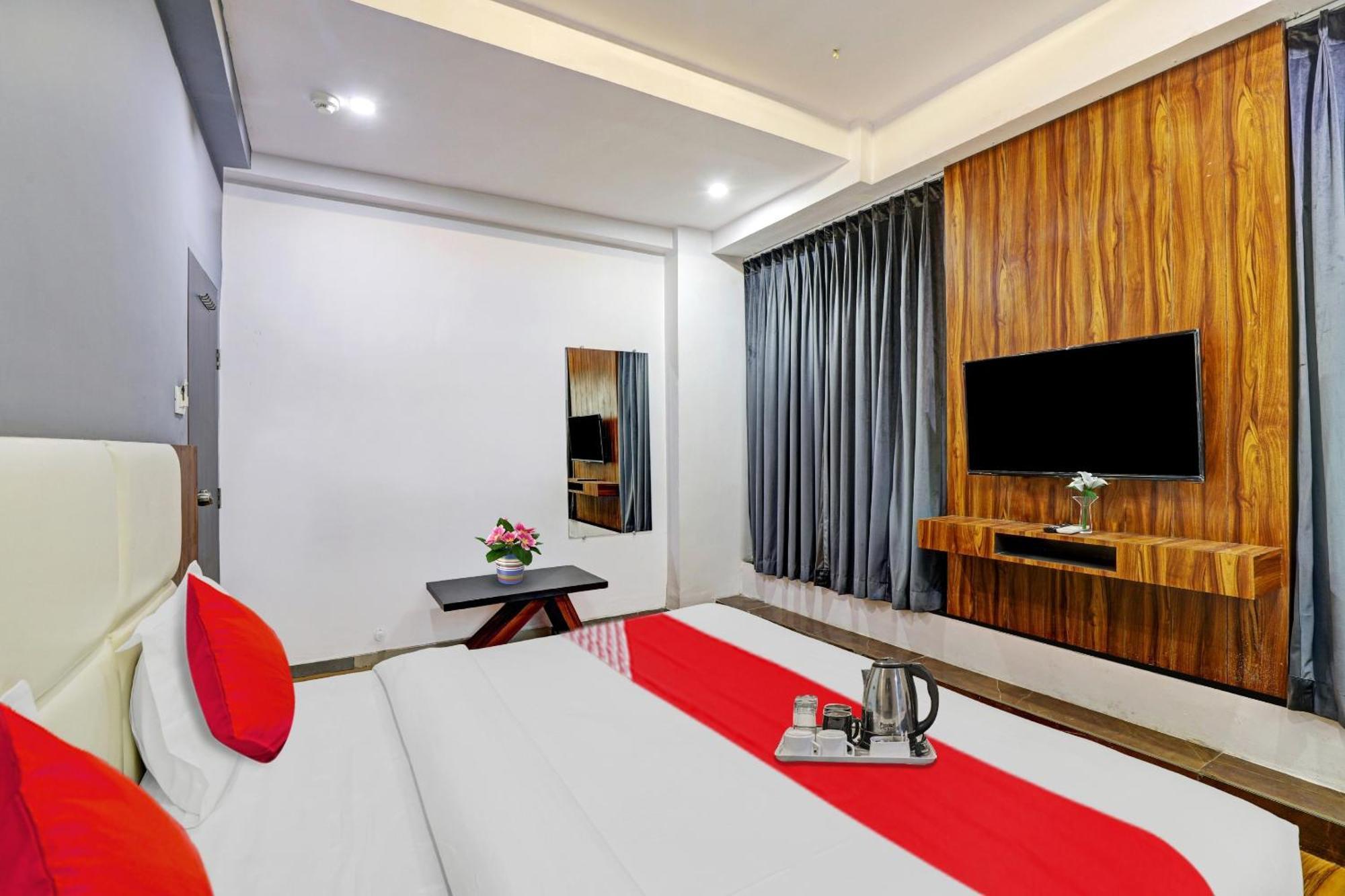 Hotel O Max Σουράτ Εξωτερικό φωτογραφία